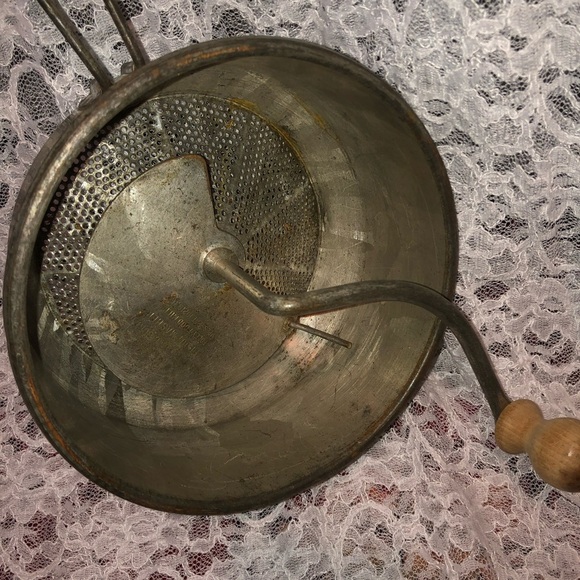 Vintage Metal Food Mill with Wooden Handle. Foley food mill for purée. - Picture 8 of 8
